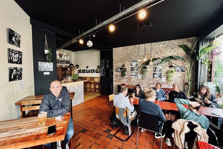 Exposition « Portraits d'auteur(e)s dans les cafés d’Europe », Chez Stephy, Bruxelles - 2025