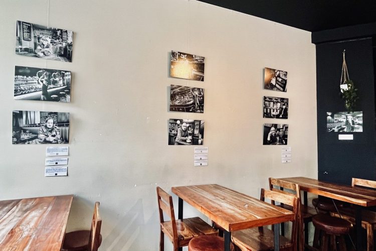 Exposition « Portraits d'auteur(e)s dans les cafés d’Europe », Chez Stephy, Bruxelles - 2025