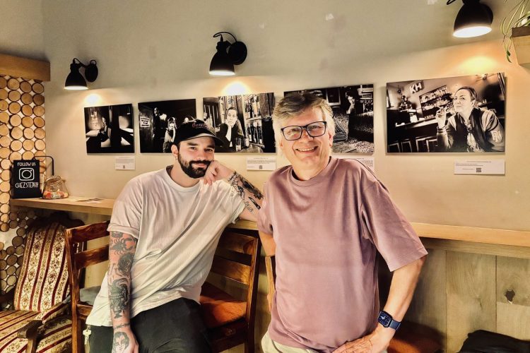 Exposition « Portraits d'auteur(e)s dans les cafés d’Europe », Chez Stephy, Bruxelles - 2025