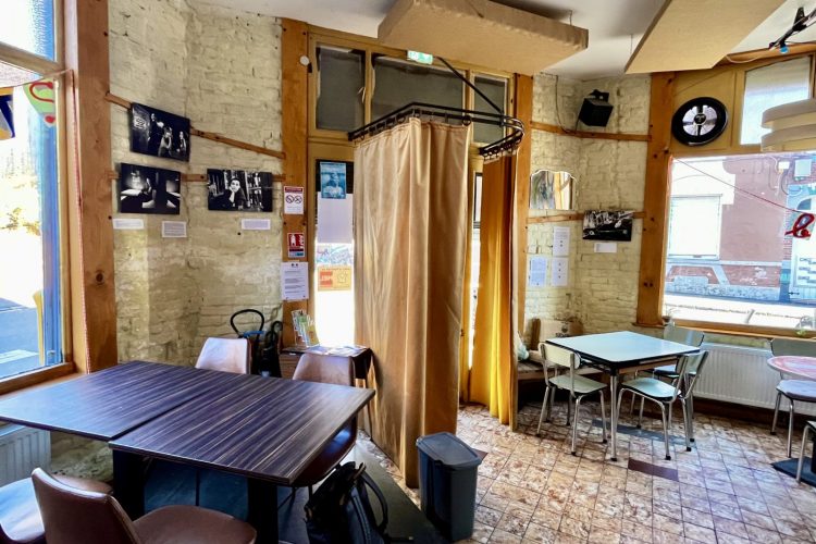 Exposition « Portraits d'auteur(e)s dans les cafés d’Europe », Tok'ici, Lille - 2025
