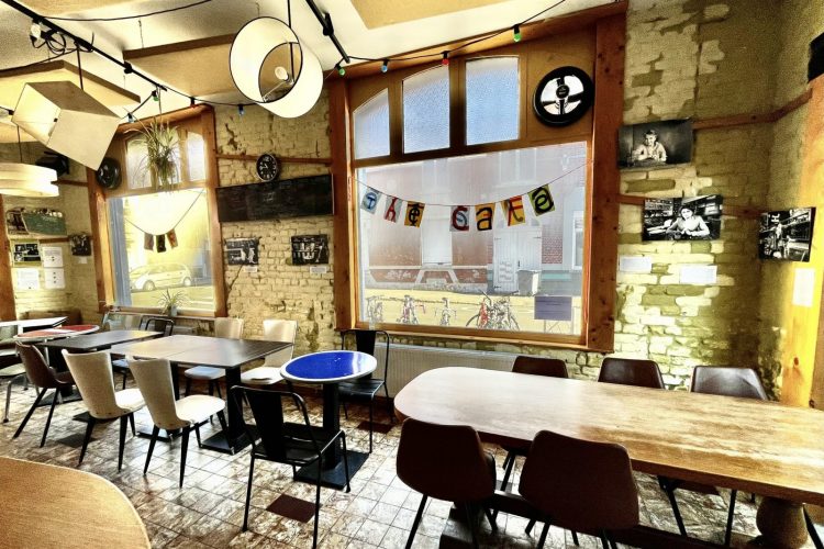 Exposition « Portraits d'auteur(e)s dans les cafés d’Europe », Tok'ici, Lille - 2025