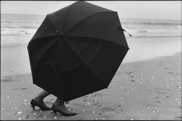 Corinne et le parapluie, Cabourg, France - 1988
